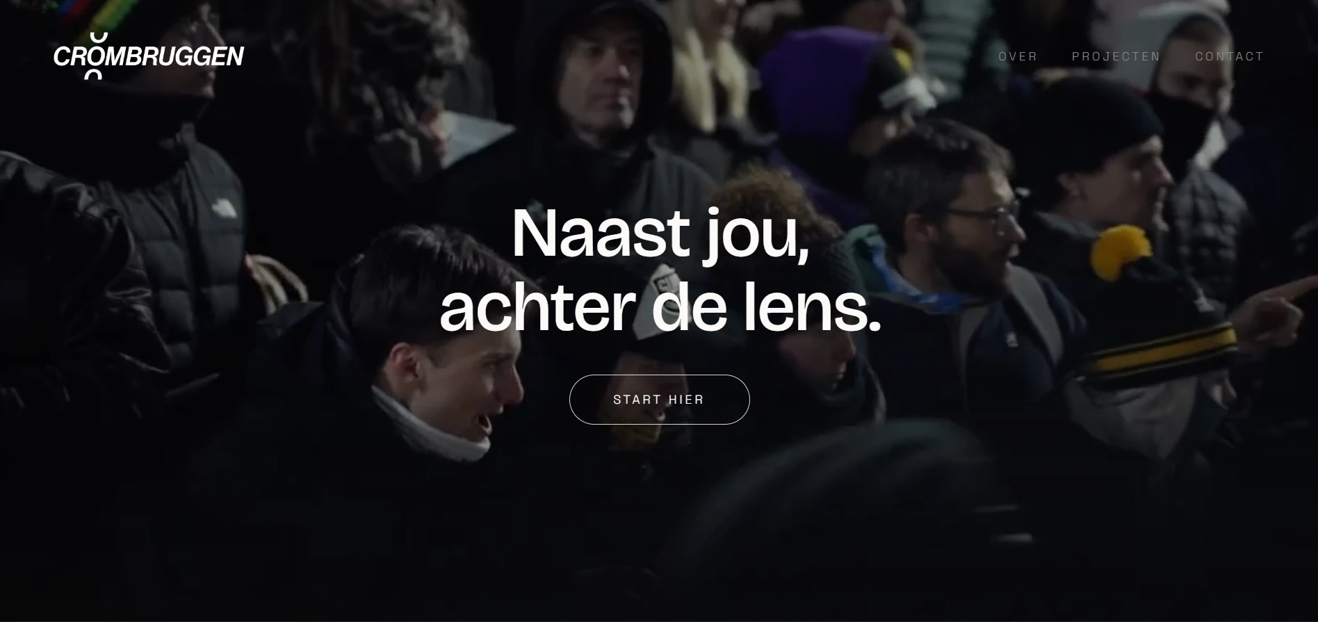 Website Crombruggen: hero met de titel 'Naast jou, achter de lens.' over een donker supporterspubliek